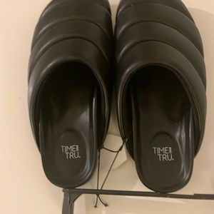 #69 Women’s Time and Tru Black Padded Clogs - Size 6 - NWT
